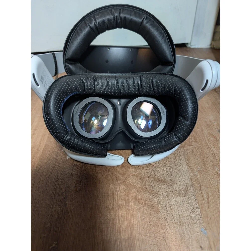 Meta Quest 3 128GB VR Virtual Gaming Headset Controllers Charging Station Bundle